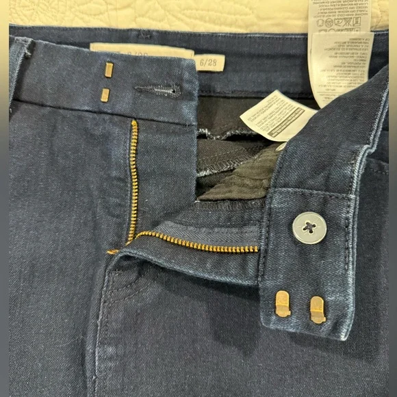 Levi's / Women’s/ Dark Blue Pencil Skirt , size 6/28, stretch. - Picture 5 of 10